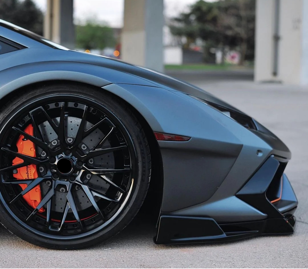 Close up picture of Lamborghini aventador super car with a savini sv83 customized wheel.